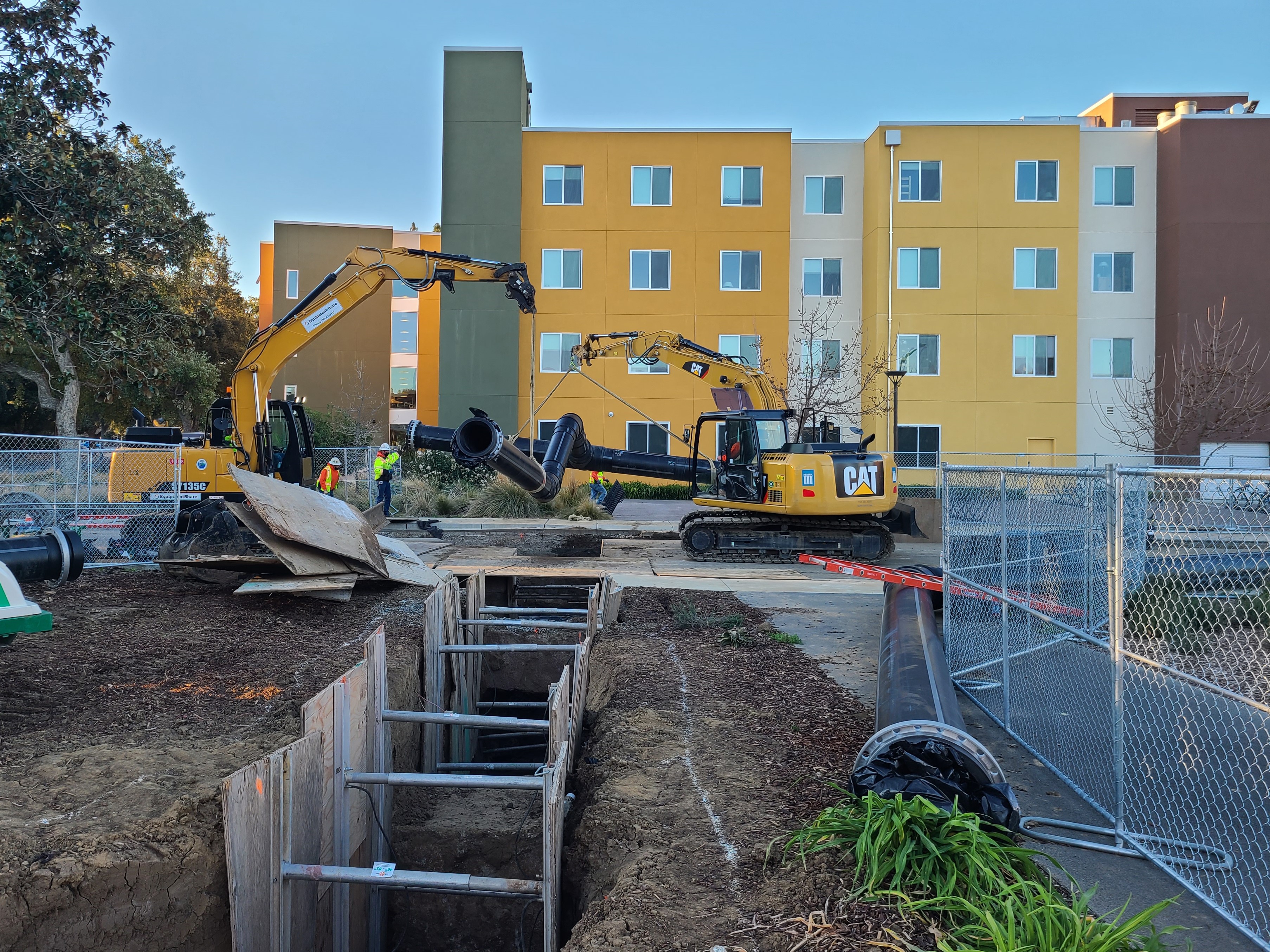 Big Shift hot water pipes being installed near Tercero residence halls